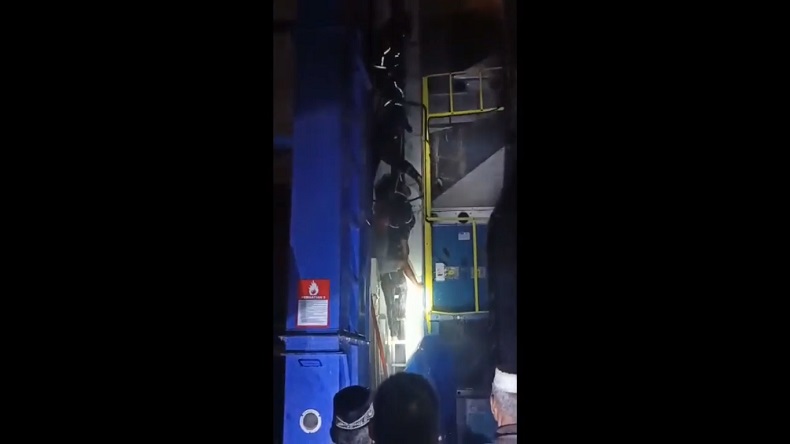 Petugas Damkar Maros Selamatkan Pekerja Terjebak Kobaran Api di Ketinggian 12 Meter