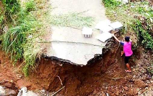 title Jalan Penghubung antar Desa di Angkola Barat Ambles sepanjang 50 Meter Jalan Penghubung antar Desa di Angkola Barat Ambles sepanjang 50 Meter