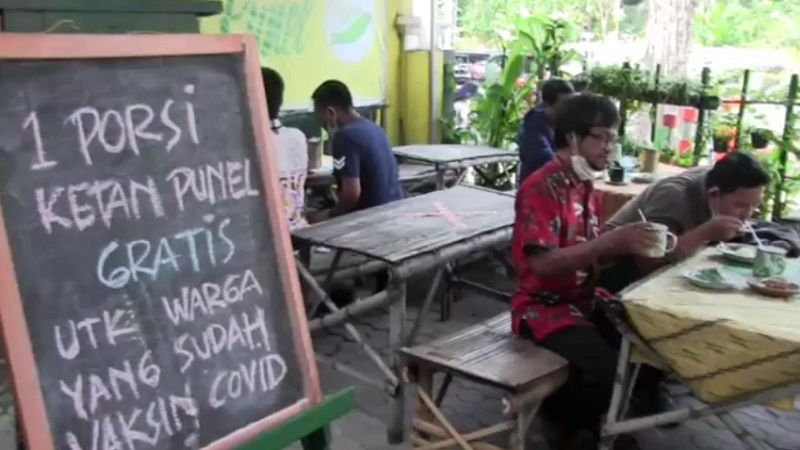 Penjual Ketan di Surabaya Gratiskan Dagangannya untuk Warga yang Sudah Divaksin 