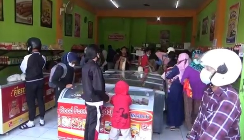 title Jelang Nyepi, Warga Bali Serbu Pusat Belanja Borong Stok Makanan Jelang Nyepi, Warga Bali Serbu Pusat Belanja Borong Stok Makanan