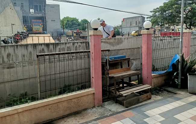 Akibat Sengketa Tanah, Akses Ke Rumah Warga Di Ciledug Ini Ditembok ...