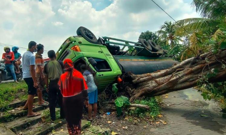 Parkir Sembarangan, Truk Tangki Bermuatan Cairan HCL Terguling di Jalur Surabaya
