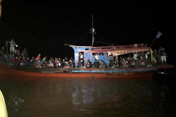  Patroli TNI AL Tangkap Kapal Pembawa 80 Pekerja Migran di Pulau Jemur