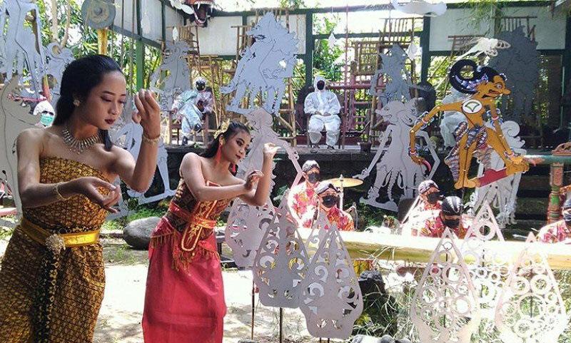 Komunitas Lima Gunung Sosialisasikan Vaksinasi Covid lewat Pentas Wayang Kontemporer