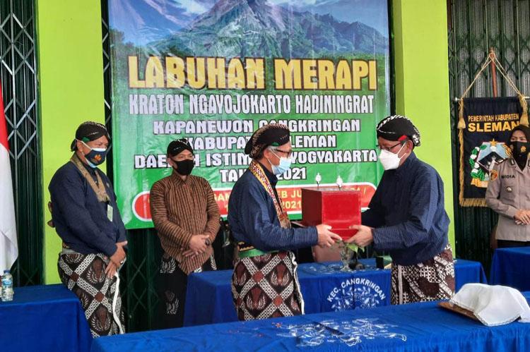 title Penyerahan Uba Rampe Labuhan Merapi, Awali Peringatan Tingalan Jumenengan Dalem Penyerahan Uba Rampe Labuhan Merapi, Awali Peringatan Tingalan Jumenengan Dalem