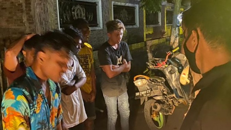 Bawa Sajam Sambil Minum Miras, Gerombolan Anak Muda Ditangkap Tim Anoa