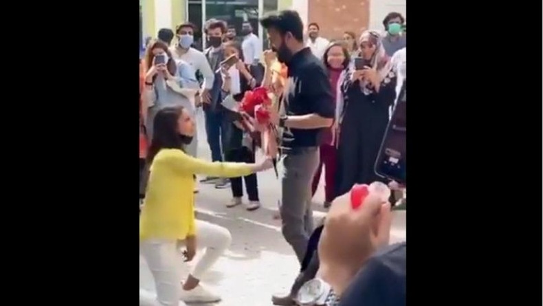 Mahasiswi dan Pacarnya Dikeluarkan dari Kampus hanya karena Lamar Kekasih di Depan Umum