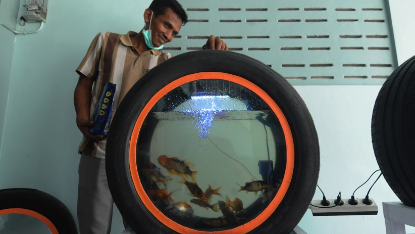Kreatif, Perajin Ini Ubah Ban Bekas Jadi Akuarium - Bagian 1