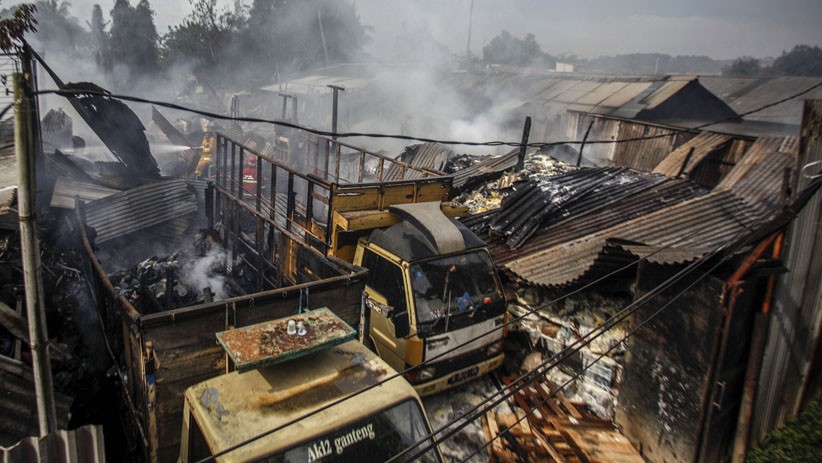 Gudang Barang Bekas Ludes Terbakar di Pondok Rajeg, 13 Mobil Pemadam Dikerahkan - Bagian 1