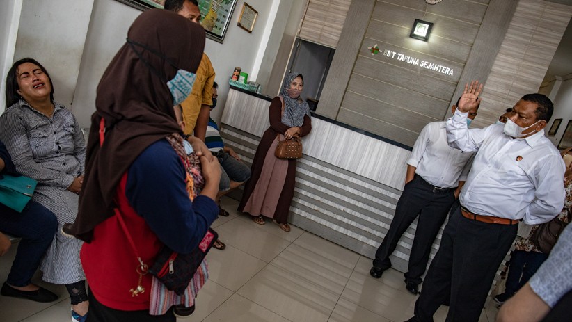 Uang Tidak Cair, Nasabah Koperasi Simpan Pinjam Syariah Menangis Minta Kejelasan - Bagian 2