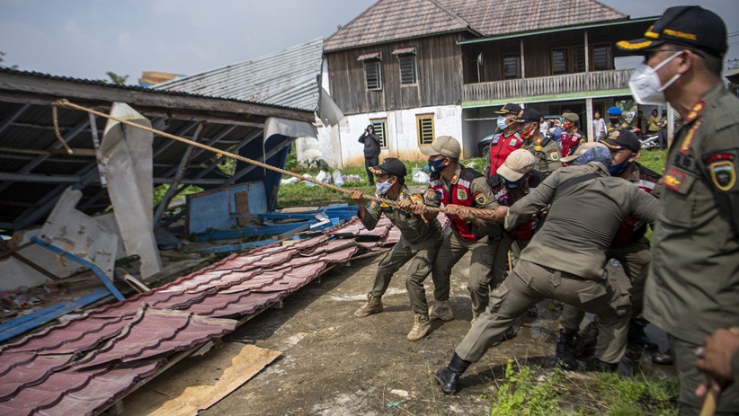 Bangunan Liar Kawasan Jakabaring Dibongkar Satpol PP - Bagian 1