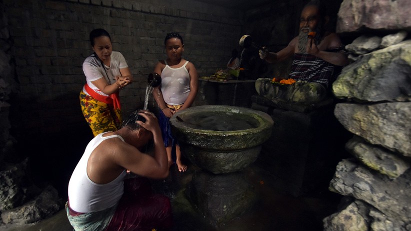 Rangkaian Hari Raya Nyepi, Umat Hindu Bali Gelar Ritual Melukat  - Bagian 3