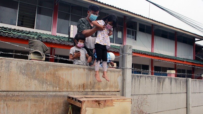 Perjuangan Keluarga di Ciledug Memanjat Tembok 2 Meter untuk Keluar Masuk Rumah - Bagian 2