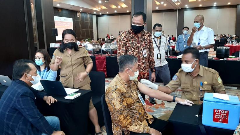 Geliatkan Ekonomi, OJK Papua Vaksinasi Covid-19 Pelaku Jasa Keuangan dan Jurnalis