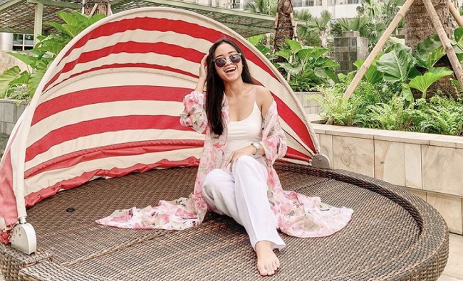 Ayya Renita memakai outer bunga-bunga. (Foto: IG)