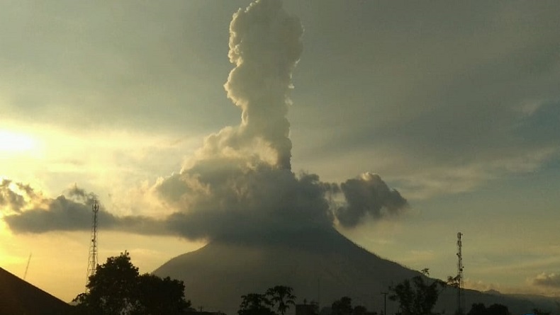 Gunung Sinabung Erupsi, Muntahkan Material Letusan hingga 1,5 Kilometer
