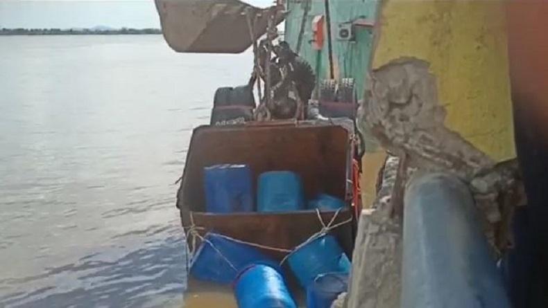 Bangkai Kapal KMP Bili yang Tenggelam di Sambas Diangkat Pakai 500 Drum Plastik