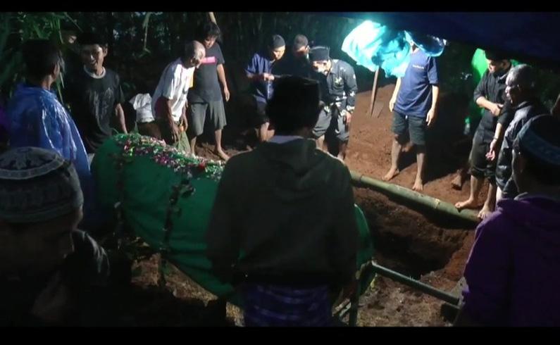 Isak Tangis Iringi Pemakaman Jenazah Korban Pembacokan di Temanggung