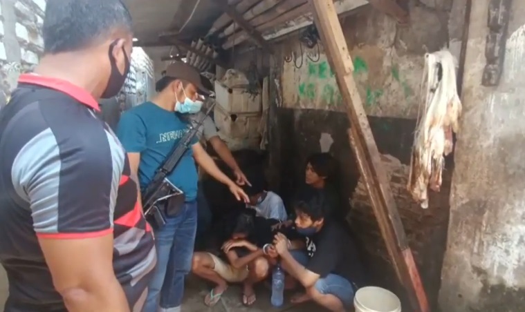 title Gerebek Bilik Sabu di Surabaya, Polisi Tangkap 4 Pengguna 2 Masih di Bawah Umur Gerebek Bilik Sabu di Surabaya, Polisi Tangkap 4 Pengguna 2 Masih di Bawah Umur