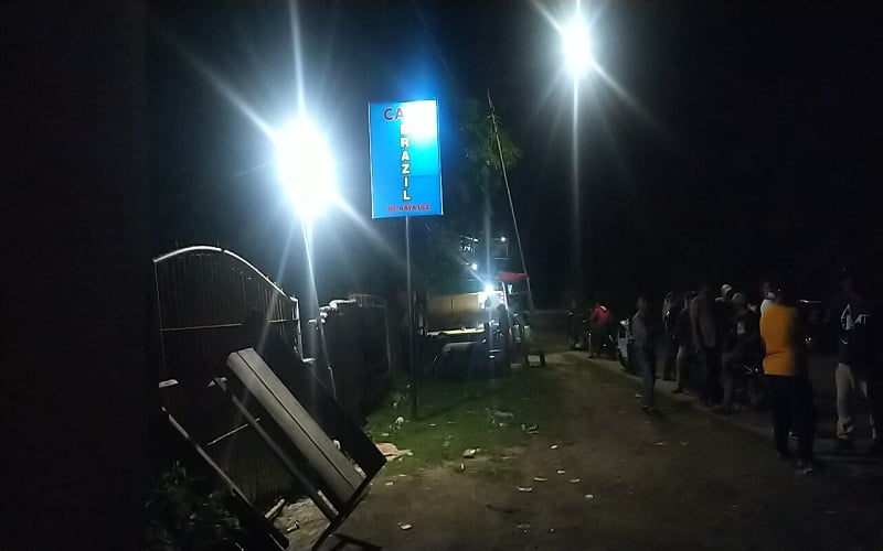 Warga Segel Cafe Brazil, Minta Polisi Tuntaskan Kasus Keributan