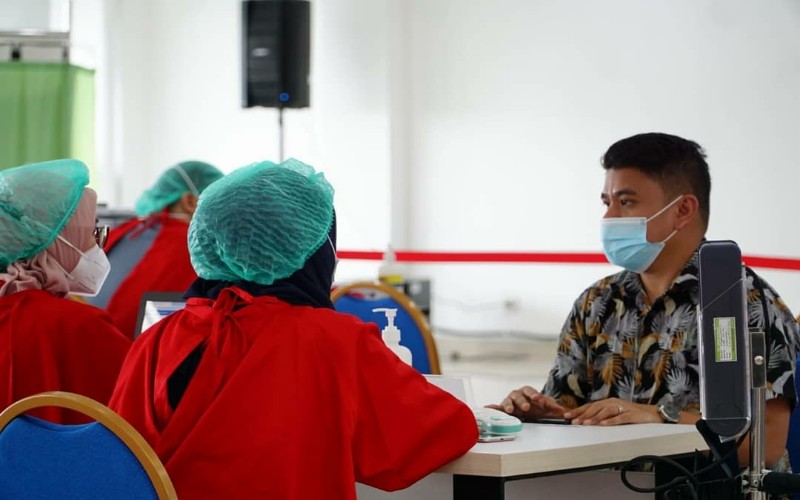 Tinjau Vaksinasi Wartawan, Herman Deru: Yakinkan Warga Untuk Divaksin 