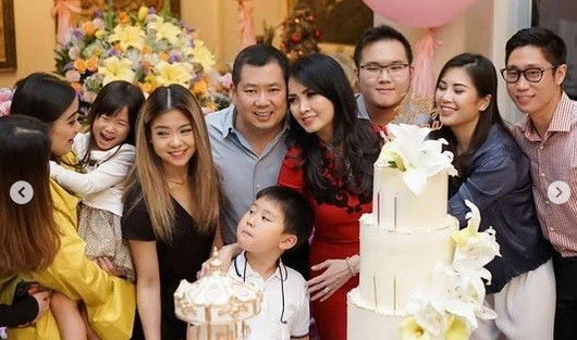 Momen Romantis HT Berikan Ucapan Selamat Ulang Tahun untuk sang Istri Liliana Tanoesoedibjo - Bagian 4