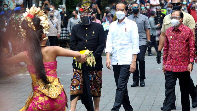 Presiden Jokowi Tinjau Vaksinasi Covid-19 Massal untuk Masyarakat Bali - Bagian 1