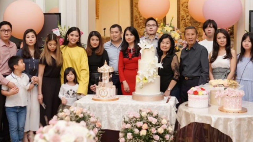 Momen Romantis HT Berikan Ucapan Selamat Ulang Tahun untuk sang Istri Liliana Tanoesoedibjo - Bagian 9