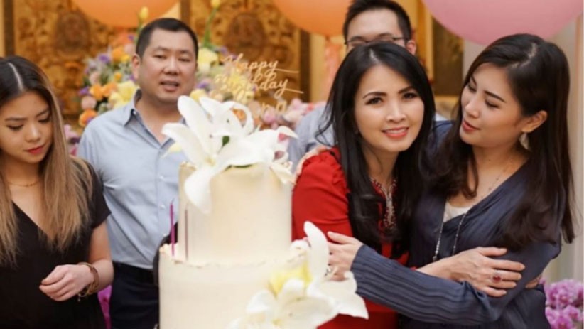 Momen Romantis HT Berikan Ucapan Selamat Ulang Tahun untuk sang Istri Liliana Tanoesoedibjo - Bagian 6