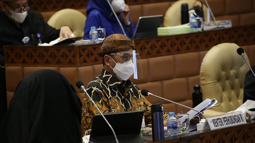 Pakai Belangkon dan Batik, Begini Gaya Menhub saat Raker DPR Bahas Mudik Lebaran - Bagian 2