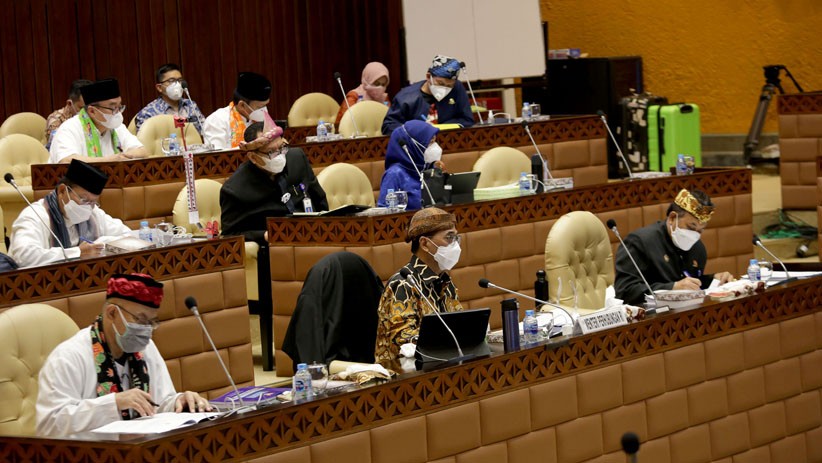 Pakai Belangkon dan Batik, Begini Gaya Menhub saat Raker DPR Bahas Mudik Lebaran - Bagian 4