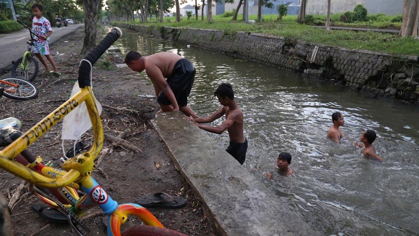 Potret Anak-Anak Surabaya Berenang di Air Sungai Keruh Tercemar Limbah - Bagian 5