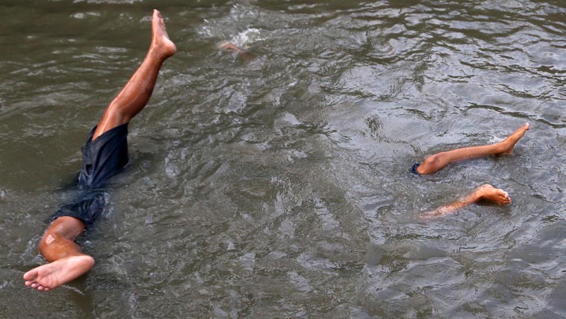 Potret Anak-Anak Surabaya Berenang di Air Sungai Keruh Tercemar Limbah - Bagian 1