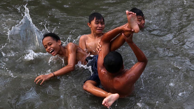 Potret Anak-Anak Surabaya Berenang di Air Sungai Keruh Tercemar Limbah - Bagian 3