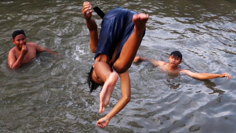 Potret Anak-Anak Surabaya Berenang di Air Sungai Keruh Tercemar Limbah - Bagian 2