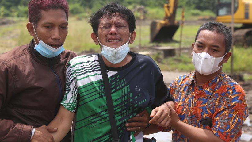 Suasana Haru Pemakaman Korban Covid, Salat di Samping Makam dan Tangis Keluarga Pecah - Bagian 3