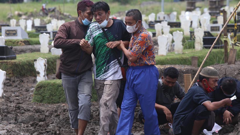 Suasana Haru Pemakaman Korban Covid, Salat di Samping Makam dan Tangis Keluarga Pecah - Bagian 2