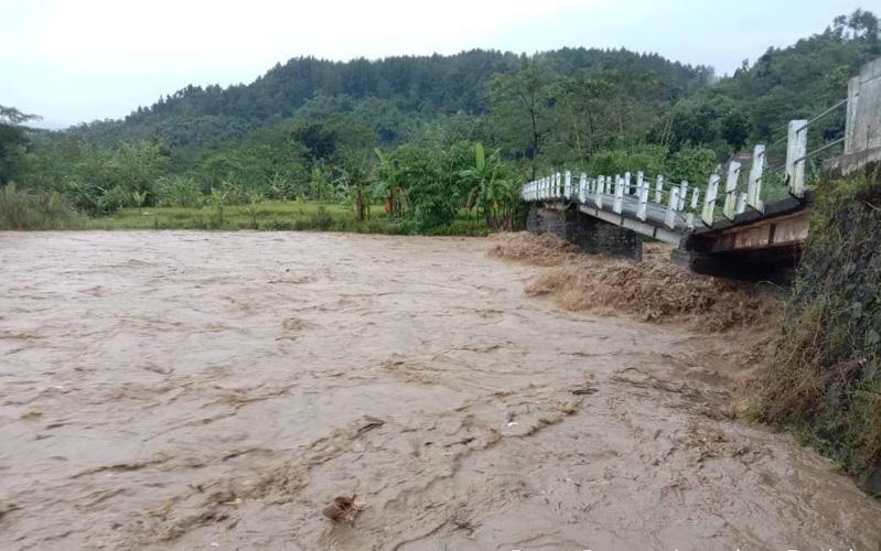 Jembatan Gunungbatu Bodeh Pemalang Rusak Parah akibat Diterjang Banjir