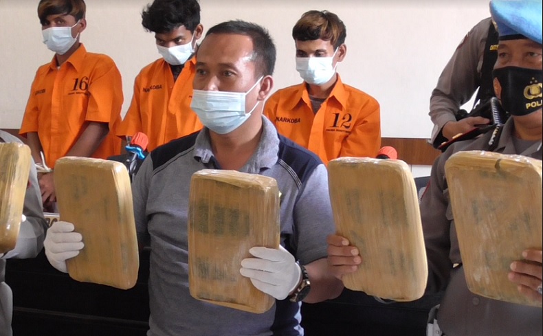 Nyasar di Jalan, Kurir Ganja 25 Kg Ditangkap Polisi di Bukittingi