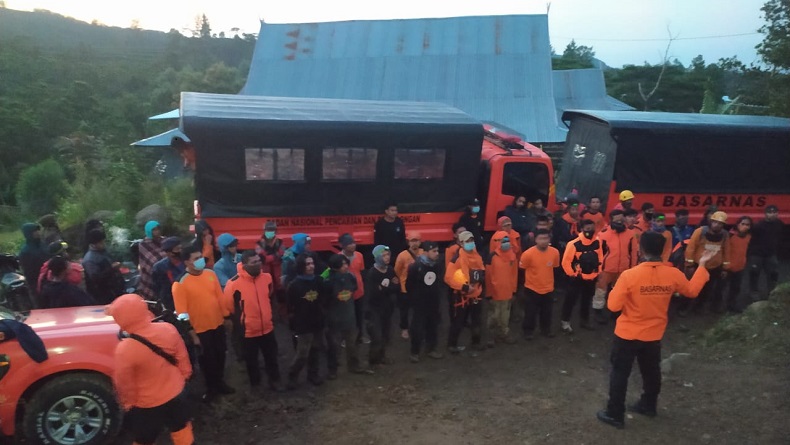 Ditandu Tim SAR, Pendaki Terjatuh di Gunung Lompobattang Tiba di Posko Utama