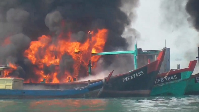 6 Kapal Pencuri Ikan Berbendera Malaysia Ditenggelamkan di Perairan Belawan