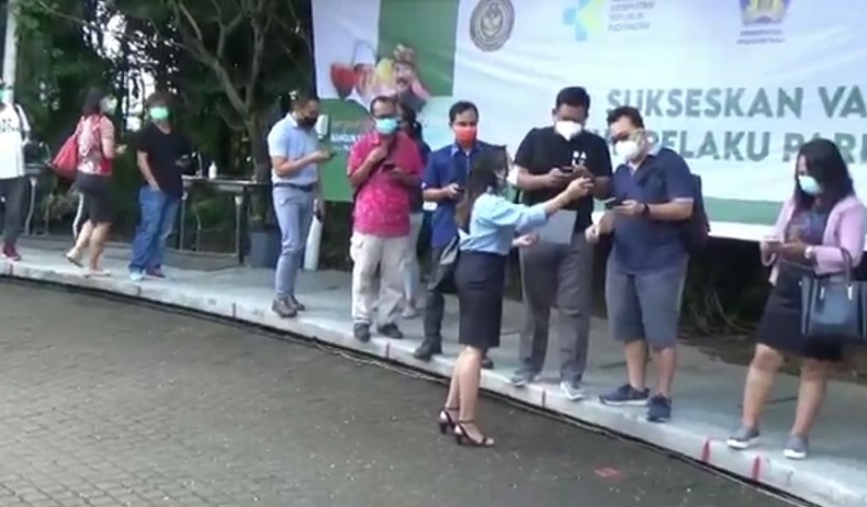 Jokowi Pantau Vaksinasi Covid-19 di Bali, Ribuan Pekerja Wisata Antusias Ikut