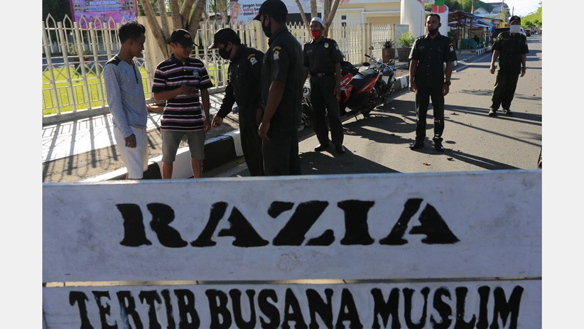 Laki-Laki Pakai Celana Pendek Terjaring Razia Tertib Busana Muslim di Aceh - Bagian 2