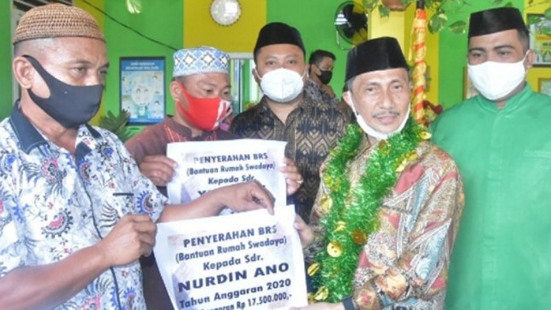 title Target 10.000, Bupati Nelson Serahkan Bantuan 54 Rumah Layak Huni kepada Warga Gorontalo Target 10.000, Bupati Nelson Serahkan Bantuan 54 Rumah Layak Huni kepada Warga Gorontalo
