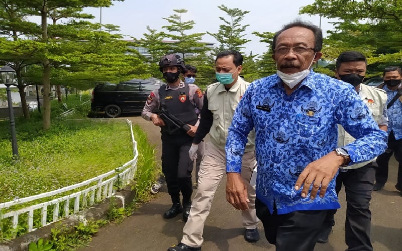 title Petugas KPK Datang Lagi ke Pemda KBB, Geledah Mobil Kadis dan Kantor Dinas PUTR Petugas KPK Datang Lagi ke Pemda KBB, Geledah Mobil Kadis dan Kantor Dinas PUTR