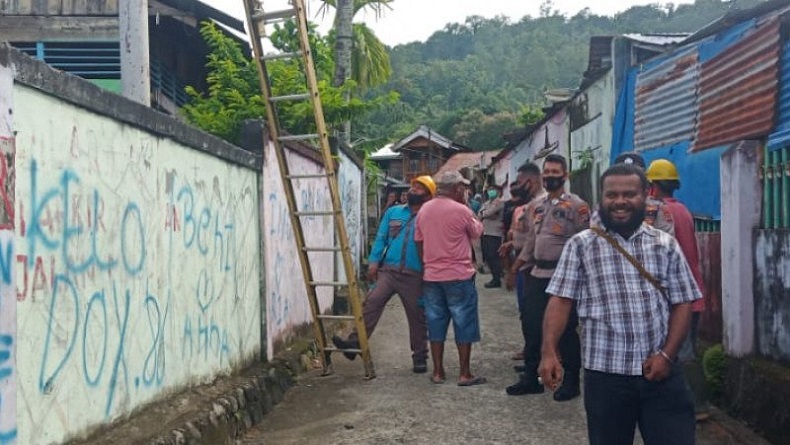 Bikin Geger, Orang Diduga Gangguan Jiwa Panjat Tiang Listrik Bertegangan Tinggi