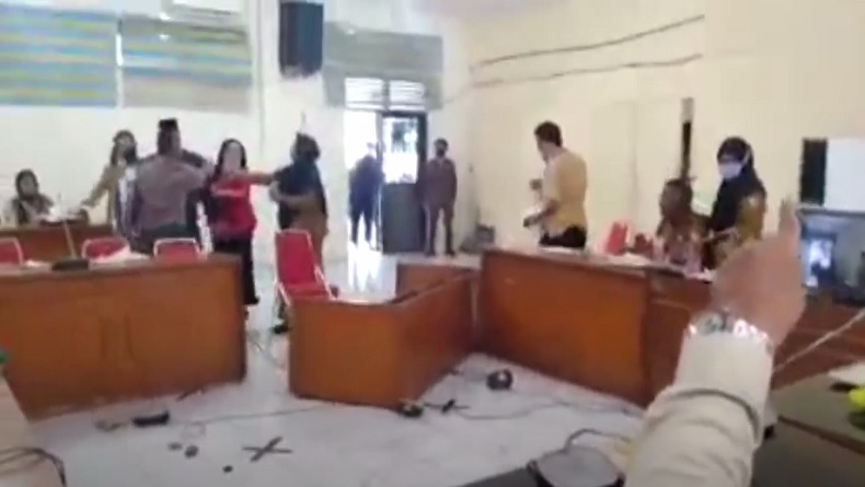 Rapat DPRD Kota Tanjungbalai dengan Dinsos-Dinkes Berakhir Ricuh, Anggota Dewan Banting Meja
