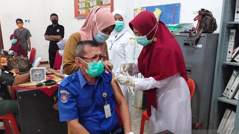 Ratusan ASN Berbagai Instansi di Pemkab Aceh Timur Divaksin Covid