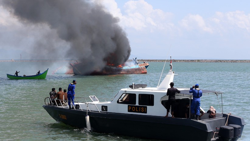 Momen Kapal Penangkap Ikan Ilegal Berbendera Malaysia Dibakar dan Ditenggelamkan - Bagian 2