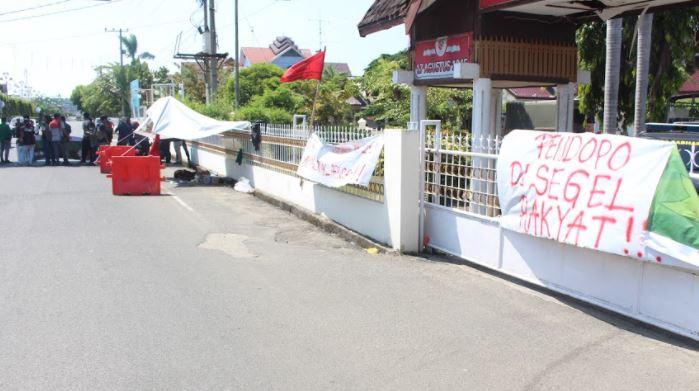 Demo Tolak Perbup, Mahasiswa Segel Pendopo Bupati Aceh Utara